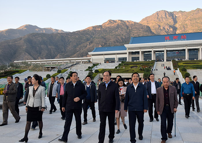 全國、省市政協(xié)委員體驗蘭渝鐵路、視察階州廣場