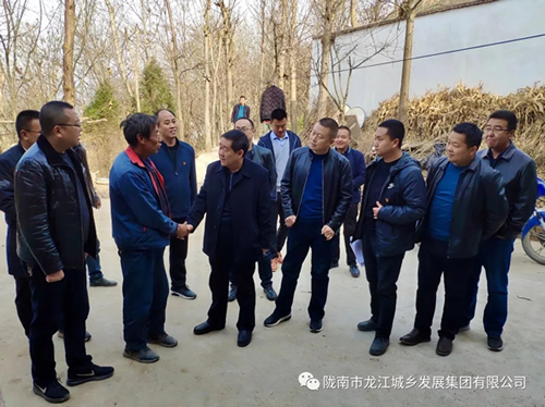 市龍江集團(tuán)在文縣橋頭鎮(zhèn)安子坡村開展“解難題、辦實(shí)事、送溫暖”活動