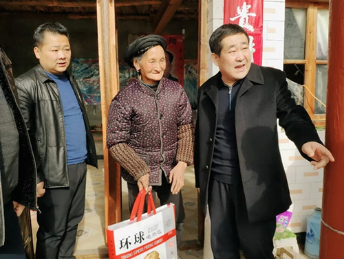 市龍江集團(tuán)在文縣橋頭鎮(zhèn)安子坡村開展“解難題、辦實(shí)事、送溫暖”活動