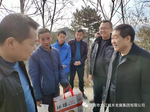 市龍江集團(tuán)在文縣橋頭鎮(zhèn)安子坡村開展“解難題、辦實(shí)事、送溫暖”活動