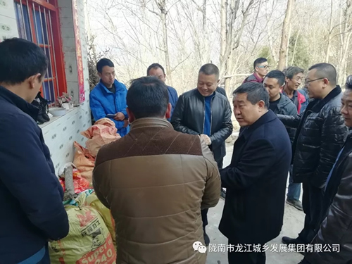 市龍江集團(tuán)在文縣橋頭鎮(zhèn)安子坡村開展“解難題、辦實(shí)事、送溫暖”活動