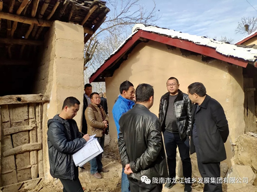 市龍江集團(tuán)在文縣橋頭鎮(zhèn)安子坡村開展“解難題、辦實(shí)事、送溫暖”活動