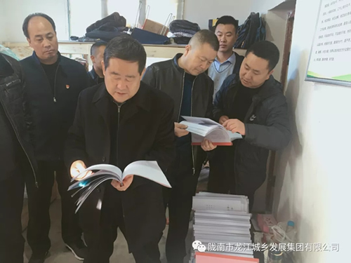 市龍江集團(tuán)在文縣橋頭鎮(zhèn)安子坡村開展“解難題、辦實(shí)事、送溫暖”活動